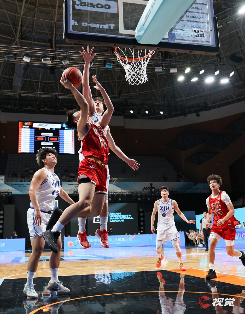 著名篮球队员的出色表现引起媒体瞩目 著名篮球队员的出色表现引起媒体瞩目