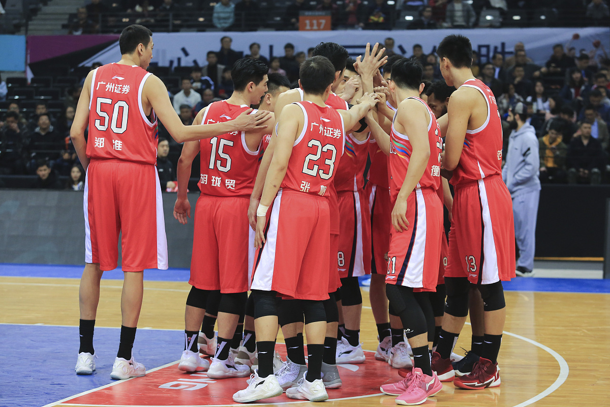 著名篮球队员的出色表现引起媒体瞩目 著名篮球队员的出色表现引起媒体瞩目