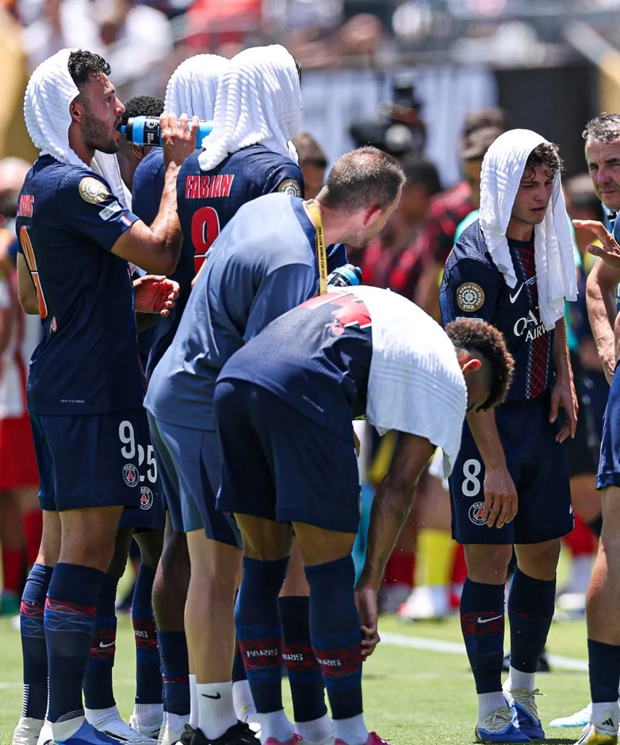 开云官方app入口-全球范围内的人们为一场备受关注的足球比赛而翘首以待，情绪高涨的简单介绍