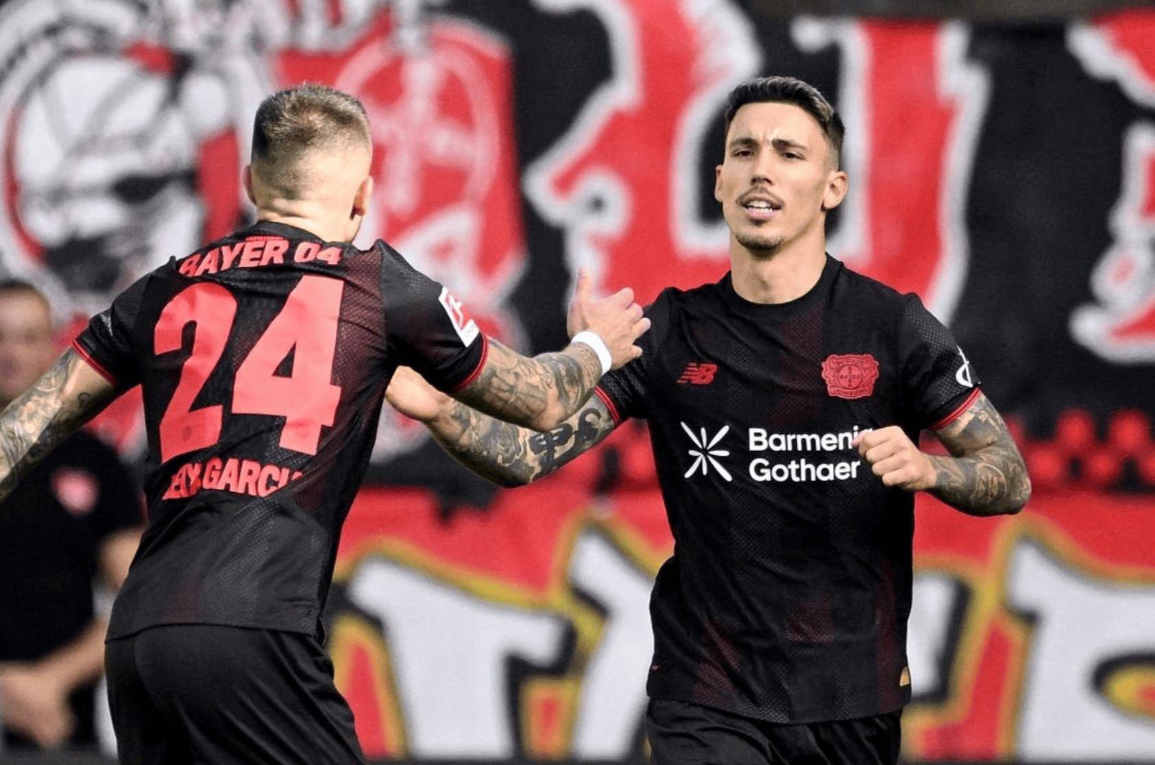 勒沃库森队在比赛中展现出色的传球技术