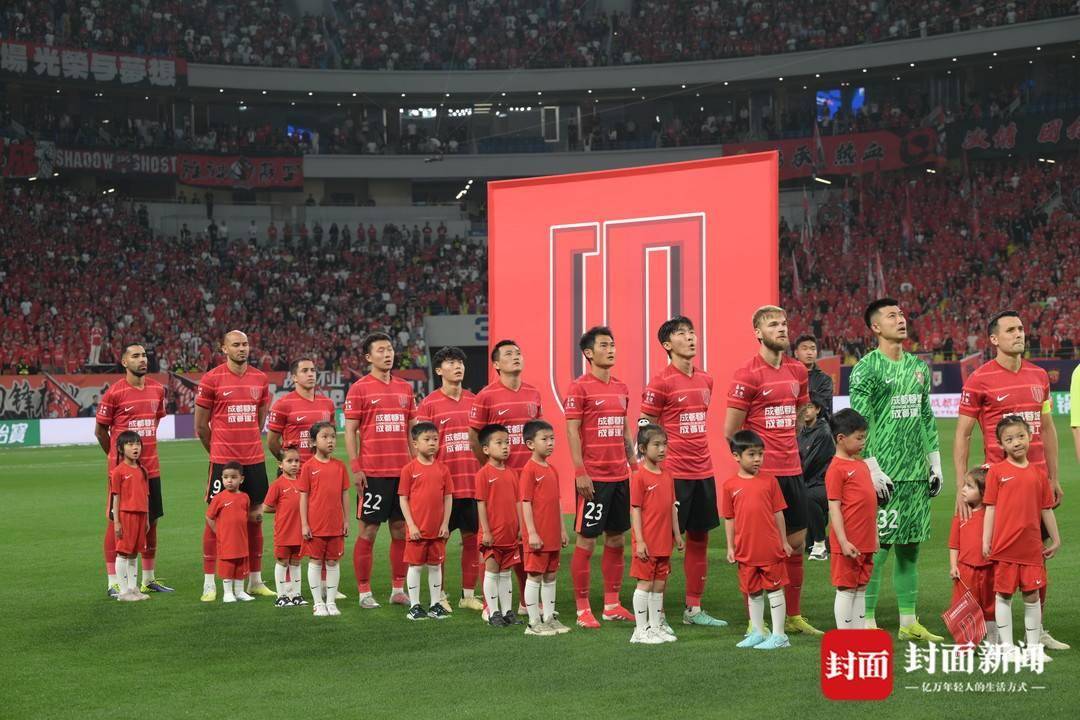 包含申花队努力奋斗，为球迷带来胜利的喜悦的词条