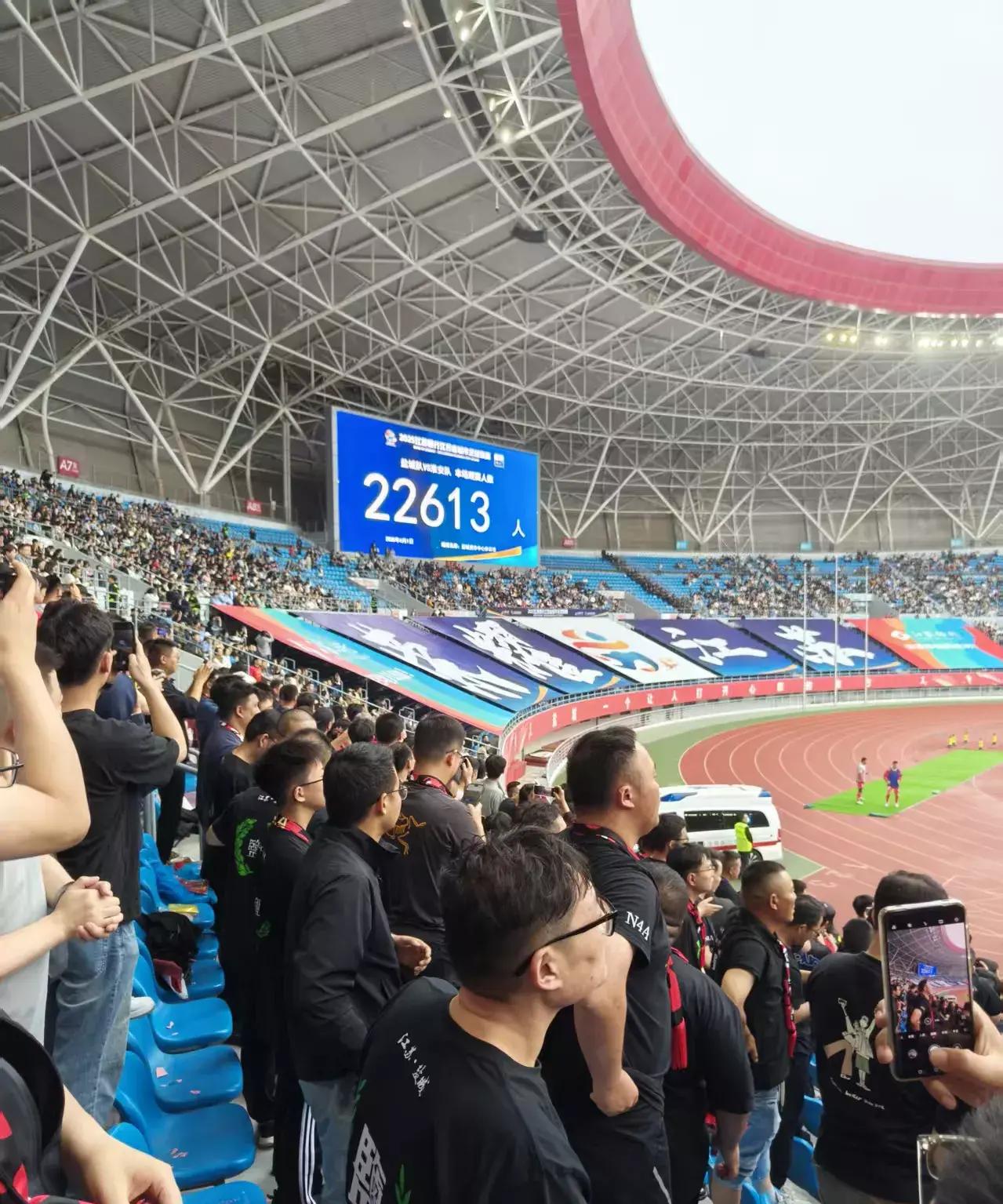 精彩足球对决展现出色技艺，粉丝热情高涨的简单介绍