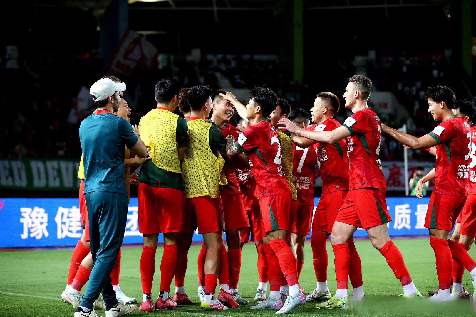 双方队伍实力对比角逐激烈展开