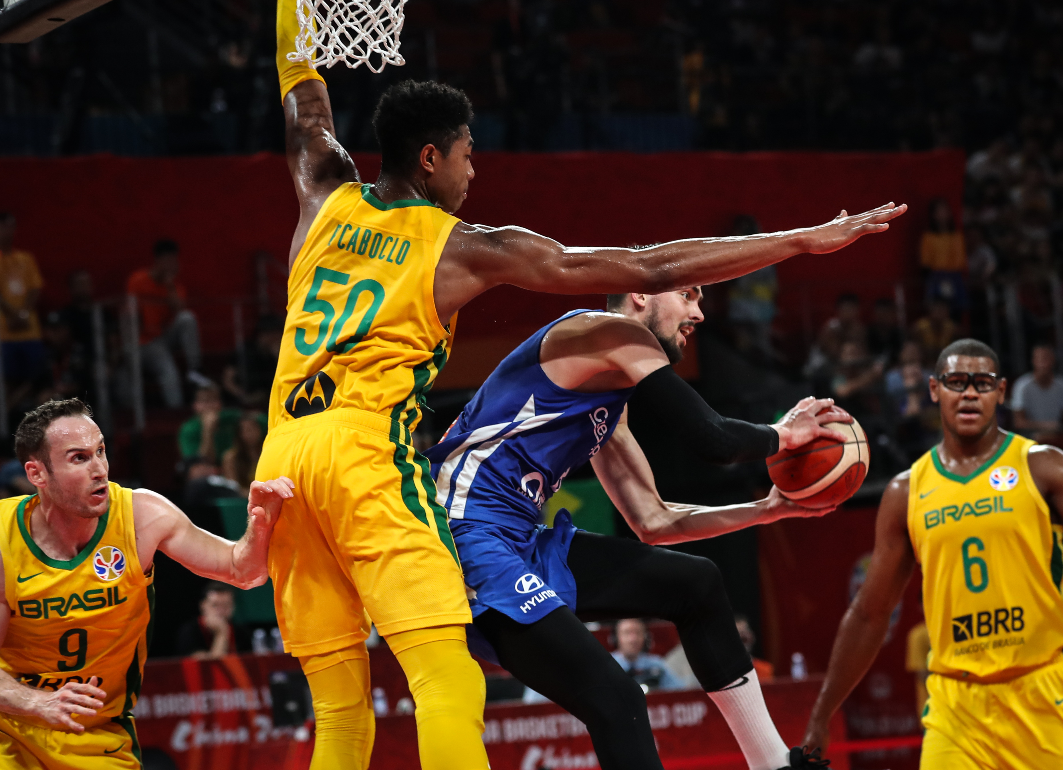 捷克球队在球场上展现团队篮球精神 捷克球队在球场上展现团队篮球精神