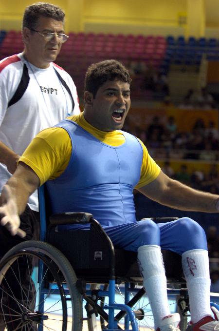 埃及举重选手在抓举项目中获得铜牌