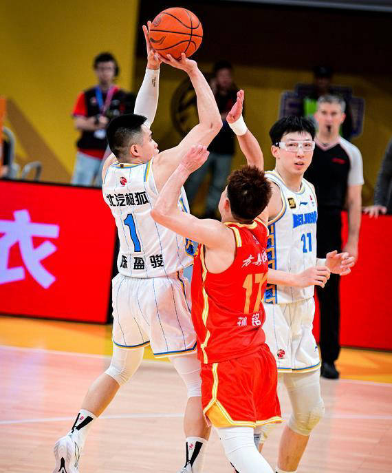 北京男篮后卫突破得分,帮助球队赢球 北京男篮后卫突破得分,帮助球队赢球