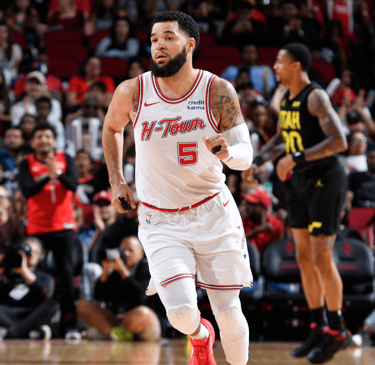 马刺翻盘山东队，范弗利特状态火热