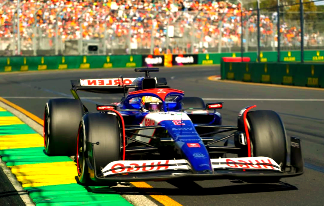 包含红牛车队横扫阿斯顿马丁，塞恩斯带队取胜的词条