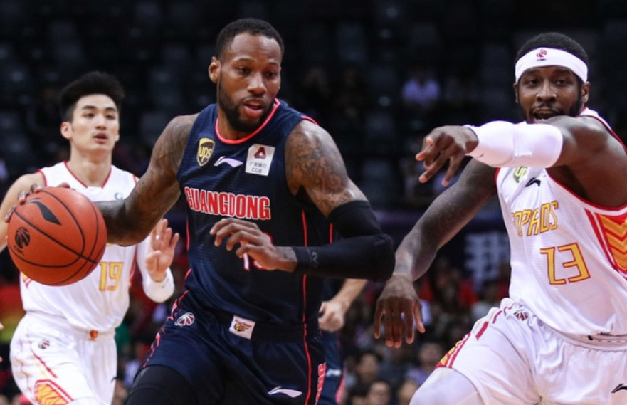 新疆队横扫深圳队，保罗扛起全队